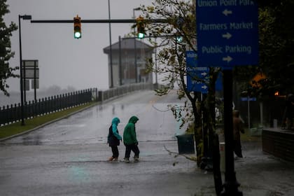 Antes de tocar el continente, el fenómeno meteorológico ya inundó la zona costera de Carolina del Norte