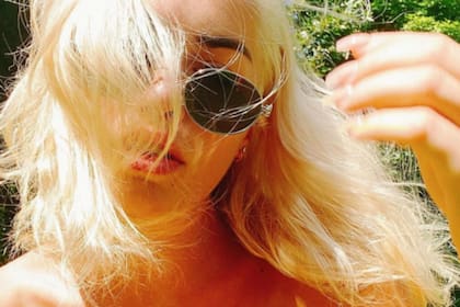 Antes de viajar a España, la cantante posó en topless y encendió las redes sociales