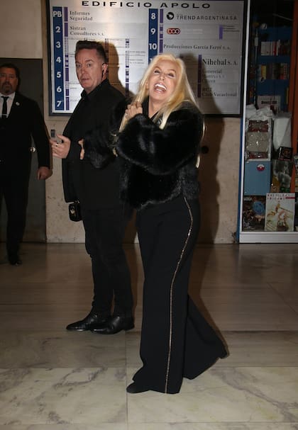 Antes de viajar a los Estados Unidos para ver el Mundial, la diva televisiva no quiso perderse la comedia que integra el top ten de la taquilla teatral en la Ciudad de Buenos Aires y se mostró de muy buen humor y sonriente frente a los fotógrafos que la esperaban en la puerta del teatro