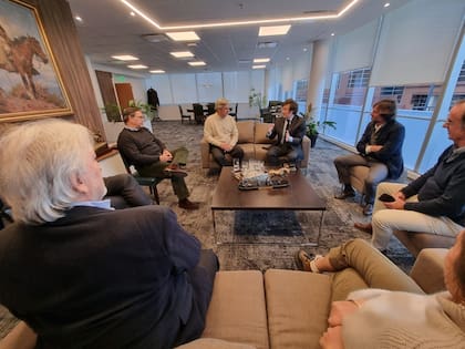 Antes de visitar una muestra de la raza Angus, en mayo de 2022 el entonces diputado nacional Javier Milei dialogó con directivos de la Rural, entre ellos Nicolás Pino