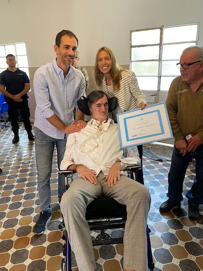 Antes de votar, Esteban Bullrich fue reconocido por el intendente de Junín, Pablo Petrecca