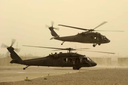 Antes del accidente, los helicópteros hacían una formación militar durante la noche