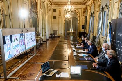 Antes del anuncio, el presidente mantuvo una reunión por videoconferencia con gobernadores y gobernadoras para evaluar la situación sanitaria en relación con el coronavirus
