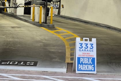 Antes del cambio, los asistentes ya enfrentaban largas filas y dificultades para estacionar