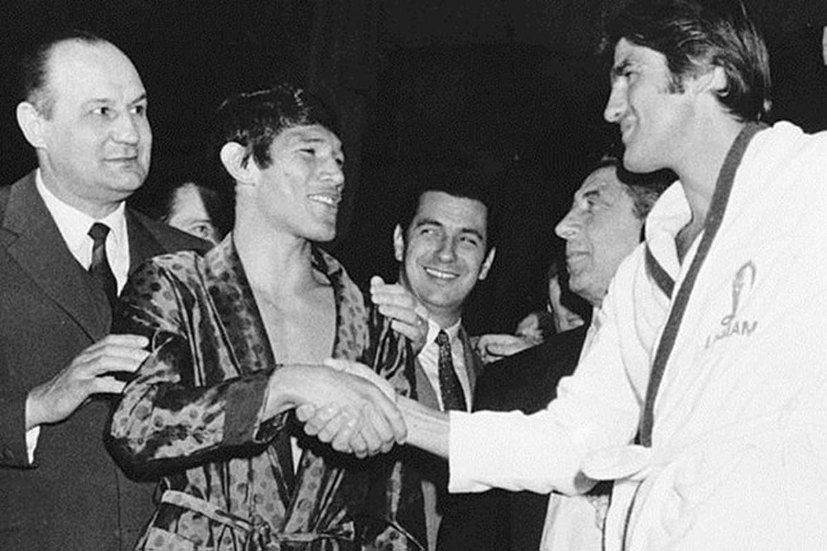 Antes del combate, Carlos Monzón saluda a Nino Benvenuti