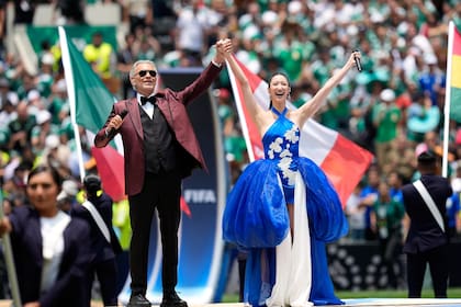 Antes del comienzo del partido que enfrentó a la selección mexicana con Sudáfrica, Andrea Bocelli y la cantante surcoreana EJAE interpretaron el himno oficial del Mundial, "DNA", producido por David Guetta