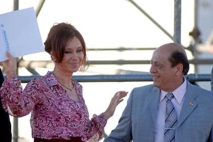 Antes del coronavirus: el intendente de Berazategui, Juan José Mussi, en una imagen con Cristina Kirchner en 2010