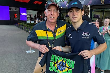 Antes del Gran Premio de Australia de Fórmula 1, Keith Sutton, fotógrafo histórico en la Fórmula 1 y seguidor de la campaña de Ayrton Senna, se toma una foto con Franco Colapinto, que tiene sus seguidores en Brasil.