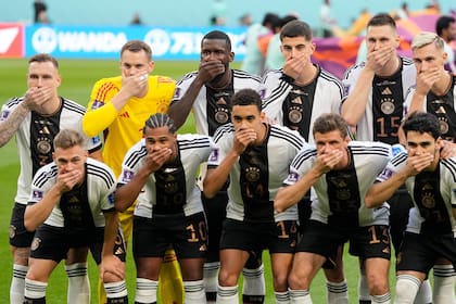 Antes del inicio del partido con Japón, los jugadores de Alemania se tapan la boca en señal de protesta.