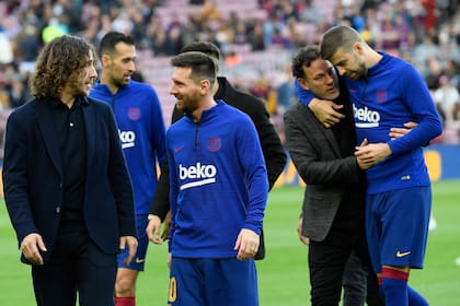 Antes del partido, Barcelona homenajeó a los jugadores que diez años atrás consiguieron seis títulos seguidos. En la imagen, alginos de ellos: Puyol, Busquets, Messi, Gabriel Milito y Piqué