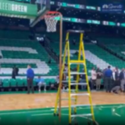 Antes del partido los asistentes de los Warriors advirtieron que estaba el aro 5 centímetros más alto