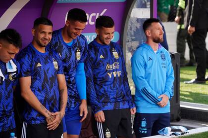 Antes del partido: todos de pie, mientras sonaba el himno argentino en el Hernando Siles, con Messi en el banco