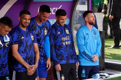 Antes del partido: todos de pie, mientras sonaba el himno argentino en el Hernando Siles, con Messi en el banco