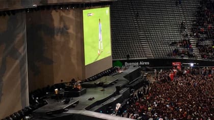 Antes del recital, el público palpita el encuentro entre Argentina y Ecuador