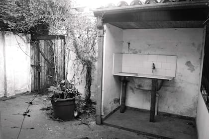 ANTES. El aspecto del patio era de descuido y abandono. Se entraba por una reja poco amigable que, para colmo, tampoco terminaba de dar privacidad. Bajo un techito, la pileta de lavar.