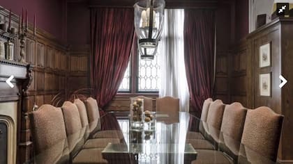 ANTES: El bordó a partir de media altura oscurecía aun más el comedor.