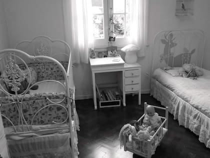 ANTES: el cuarto de las chicas tenía piso de parquet. Las camas estaban dispuestas a cada lado de la ventana. Había una puerta que comunicaba directamente con el baño.