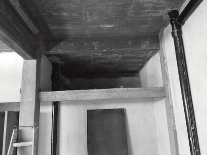 ANTES: el depósito tenía este hueco que se convirtió en baulera.