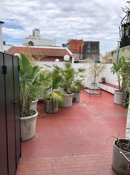 ANTES. El piso era poroso y se manchaba con facilidad; fue reemplazado por uno de mosaico granítico.