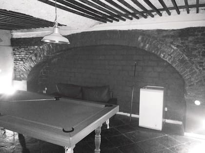 ANTES: el subsuelo era lavadero, cava y un espacio de recreación. Tenía paredes de ladrillo a la vista y vigas de madera.