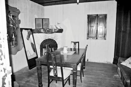 Antes: En la casa original, el piso era el tradicional de tablones de madera y contra una de las paredes había una chimenea en esquina.