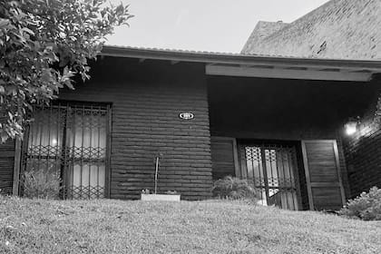 ANTES. En lo alto de una loma, la fachada de ladrillo a la vista pintado de oscuro.