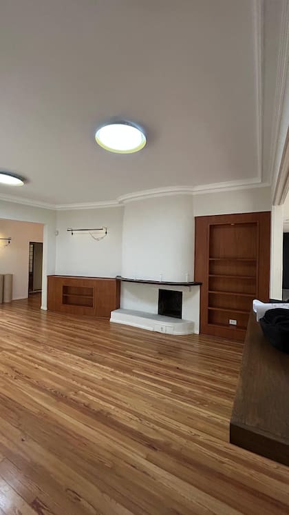 ANTES. Imagen tomada mirando hacia la puerta de entrada. Donde están las bibliotecas y la chimenea, ahora está el bar.