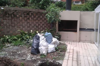 ANTES. La parrilla y la medianera de ladrillos a la vista muestran el panorama a resolver. El nivel de tierra era 40 cm más alto que el de la casa, lo que reducía el uso del jardín.