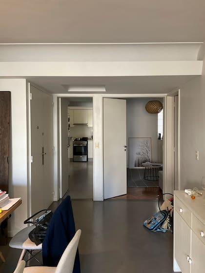 ANTES: la vista desde el living hacia la cocina y el cuarto de al lado, independientes.