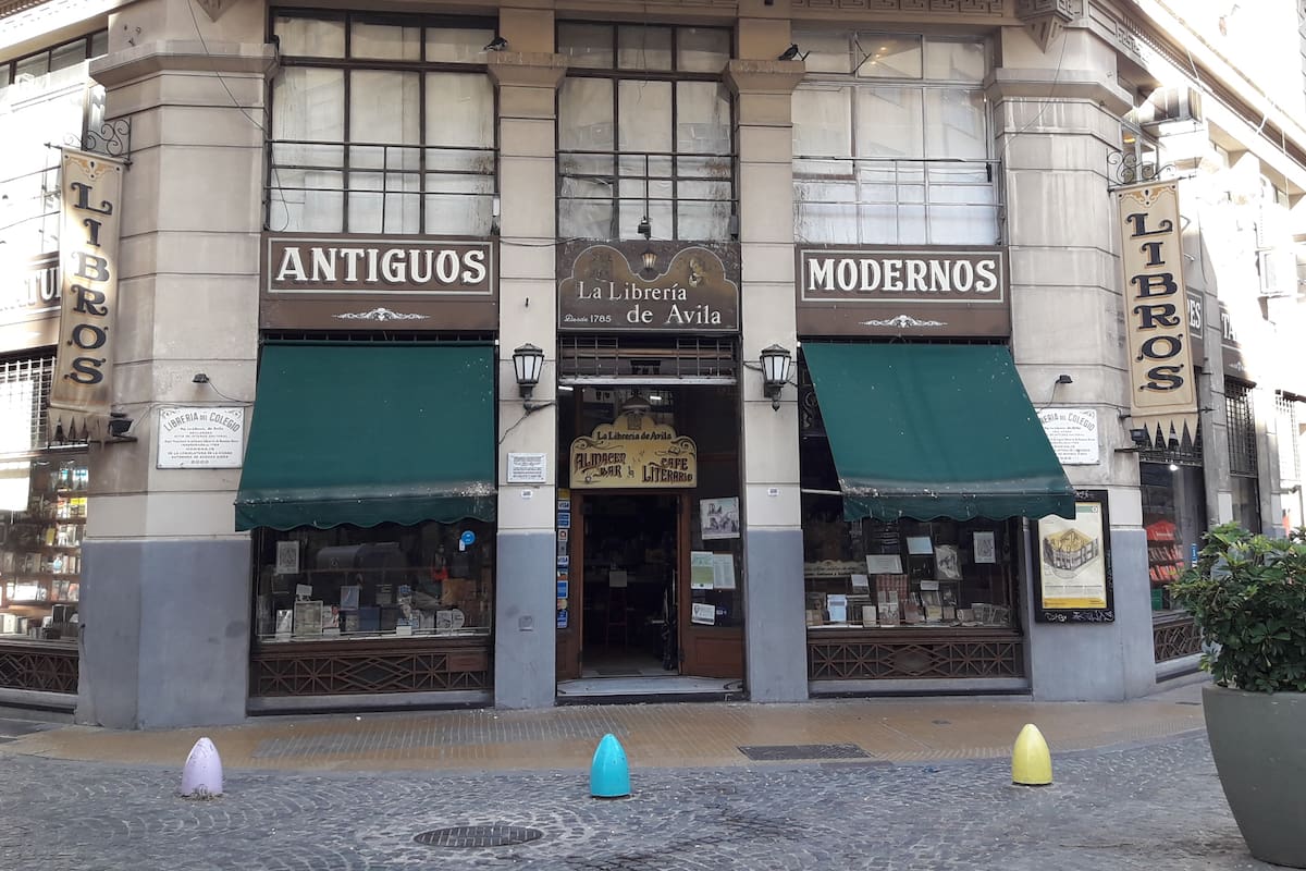 Antes llamada Librería del Colegio por su cercanía con el Nacional Buenos Aires, La Librería de Ávila data de 1785 y es un ícono de historia y cultura