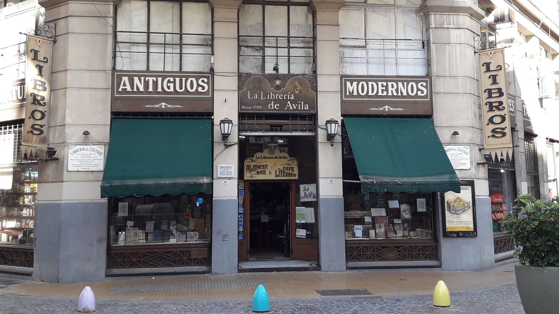 Antes llamada Librería del Colegio por su cercanía con el Nacional Buenos Aires, La Librería de Ávila data de 1785 y es un ícono de historia y cultura
