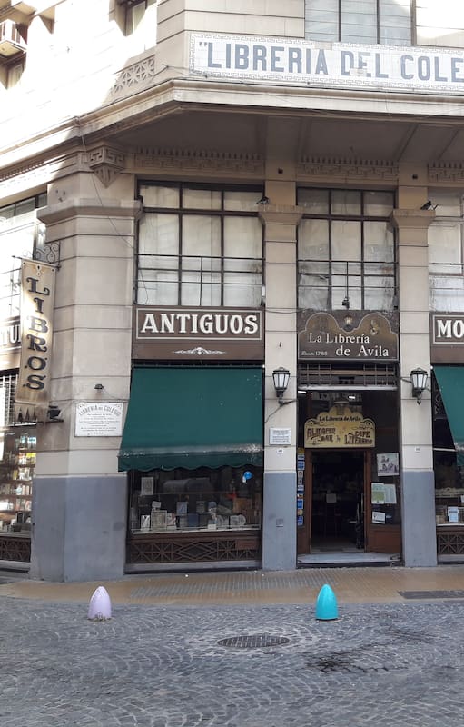Antes llamada Librería del Colegio por su cercanía con el Nacional Buenos Aires, La Librería de Ávila data de 1785 y es un ícono de historia y cultura