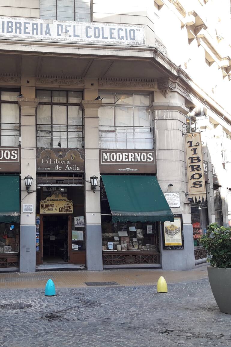 Antes llamada Librería del Colegio por su cercanía con el Nacional Buenos Aires, La Librería de Ávila data de 1785 y es un ícono de historia y cultura