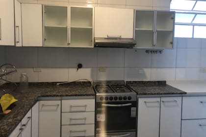 ANTES. Para extender la mesada se había añadido una sección en melamina bajo la ventana que da al pasillo común del PH.