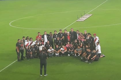 Antes que cierre el estadio Nacional, Ricardo Gareca se toma una foto grupal con todo su grupo de trabajo y con su familia.