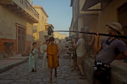 Antes que volver sobre uno de los desastres más conocidos de la historia, Pompeya: Más allá del tiempo intenta reconstruir la vida de personas reales que habitaron la ciudad antes, durante y después de la erupción