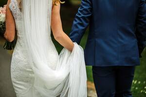 Antes se usaba pagar el cubierto. Hoy son cien dólares los que marcan la referencia para el regalo de boda. Las listas fake, el CBU y otras tendencias