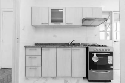 ANTES: Si bien la cocina estaba en buen estado, no respondía a las necesidades de Mery. Le faltaba luz, era poco vistosa y su distribución la obligaba a mirar a la pared en lugar de a la cámara.