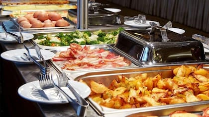 Antes símbolo de abundancia, el buffet de desayuno está cada vez más cuestionado por su papel en el desperdicio de comida