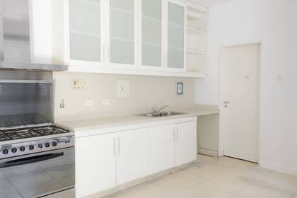 ANTES: Sin grandes cambios estructurales, la cocina rejuveneció un par de décadas, quedó conectada al living-comedor-patio y sumó una isla.