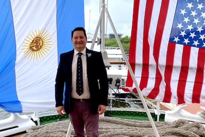 "Antes solían impactarme mucho mis regresos a Argentina, ahora ya no. Voy y disfruto el paisaje de la montaña mendocina, tal vez el más bonito del mundo, el Valle de Uco". (Foto en la Fragata Libertad, en Baltimore)