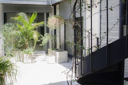 ANTES. Un espacio sin personalidad ni vida hoy transmite su vibración luminosa y colorida al resto de la casa, La escalera se eliminó para liberarlo. El acceso a la terraza es desde el cuarto de la pareja, los que realmente la usan.