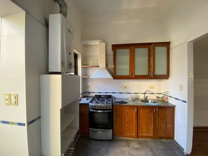 ANTES. Una cocina compartimentada, poca gracia y muchos materiales.