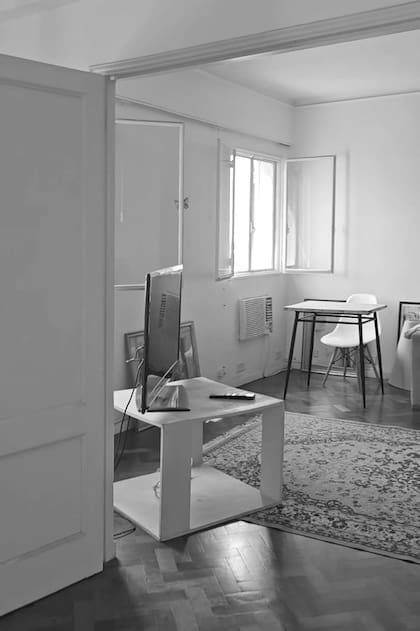ANTES. Vista desde el antiguo escritorio (segundo dormitorio) hacia el living