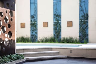 Antes y después: la transformación de un patio y un jardín en tonos de azul