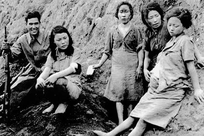 Antes y durante la Segunda Guerra Mundial, entre unas decenas de miles y hasta más de 400.000 mujeres fueron forzadas a integrar el sistema de esclavización sexual en los territorios ocupados por Japón