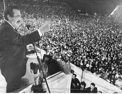 Antesala del regreso a la democracia, el candidato a presidente Raúl Alfonsín da su discurso el 23 de octubre de 1983