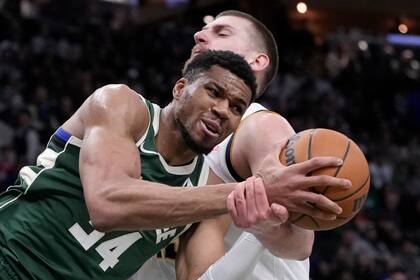 Antetokounmpo anota 28 puntos y Bucks se sobreponen a triple-doble de Jokic para vencer a Nuggets