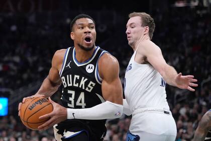 Antetokounmpo desea jugar con nuevos compañeros, pero muestra cautela por molestia en pantorrilla