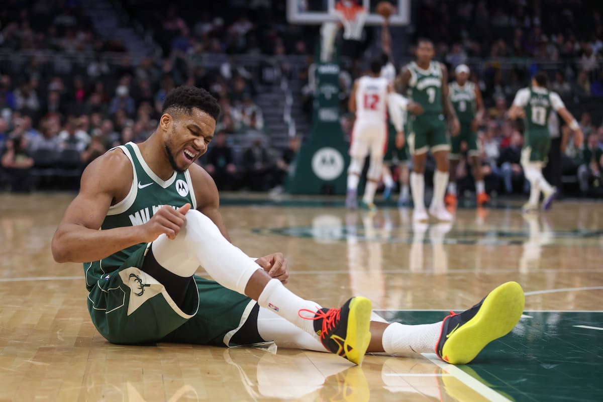 Antetokounmpo en duda con Bucks para el sábado mientras se recupera de lesión